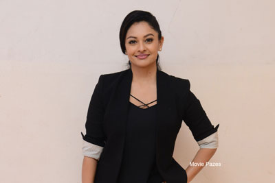 pooja-kumar-at-brahmaramba-theatre-for-psv-garuda-vega